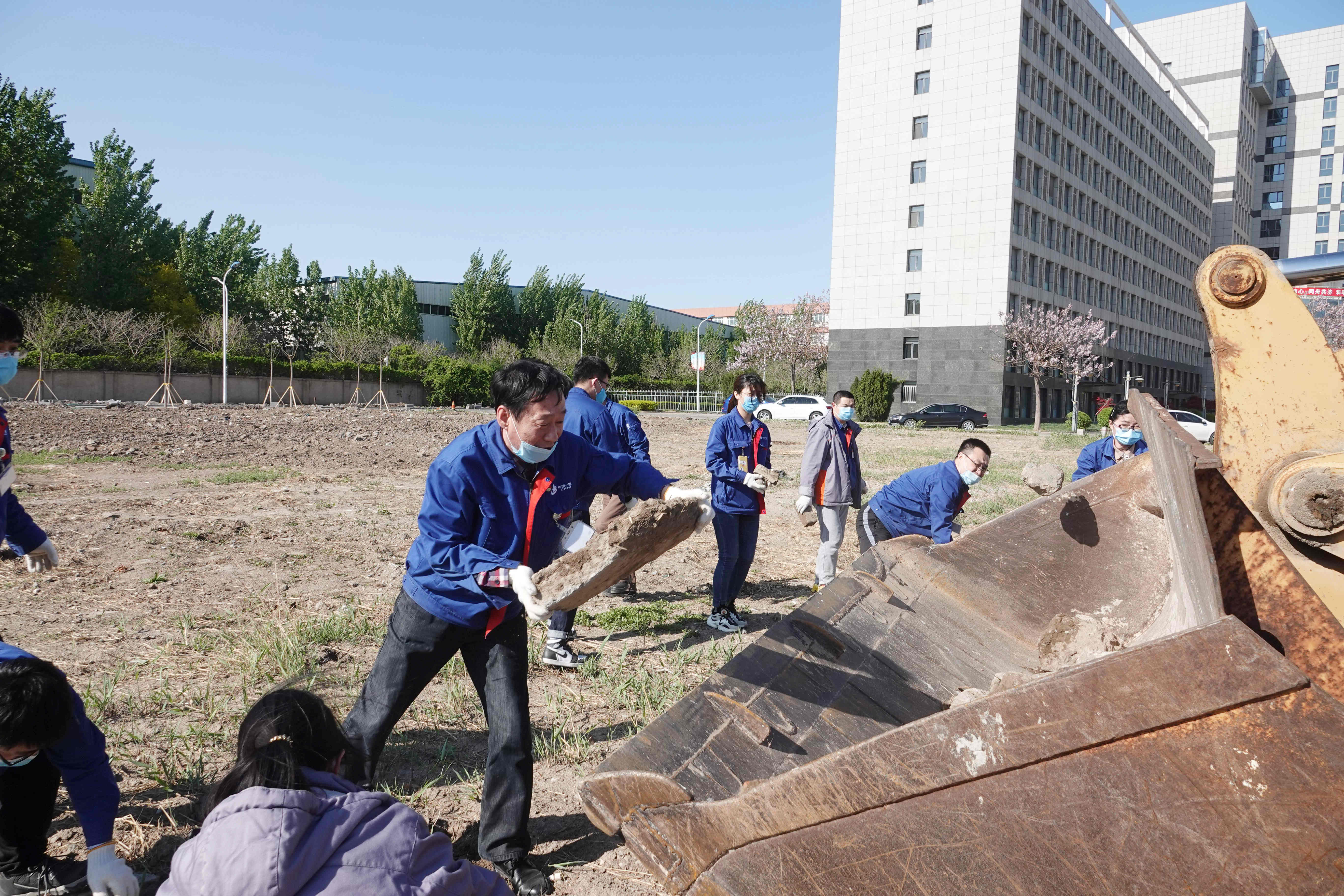 天津重工綜合管理聯(lián)合黨支部開(kāi)展黨員義務(wù)勞動(dòng)